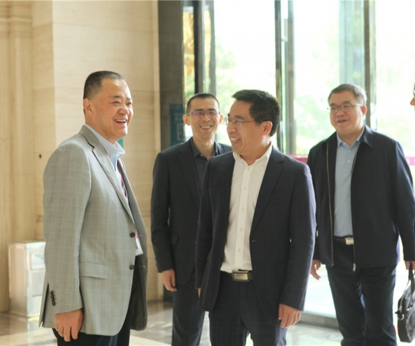 商務(wù)部國(guó)家繭絲綢協(xié)調(diào)辦公室副司長(zhǎng)陳平，河池市委常委、副市長(zhǎng)杜際鵬蒞臨調(diào)研指導(dǎo)